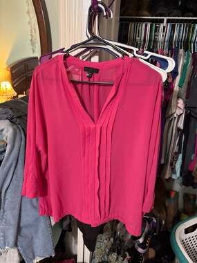 Willi Smith Raspberry Pink V-Neck Pintuck Pleat Blouse Size M